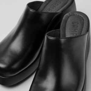 Kaah Black leather clogs